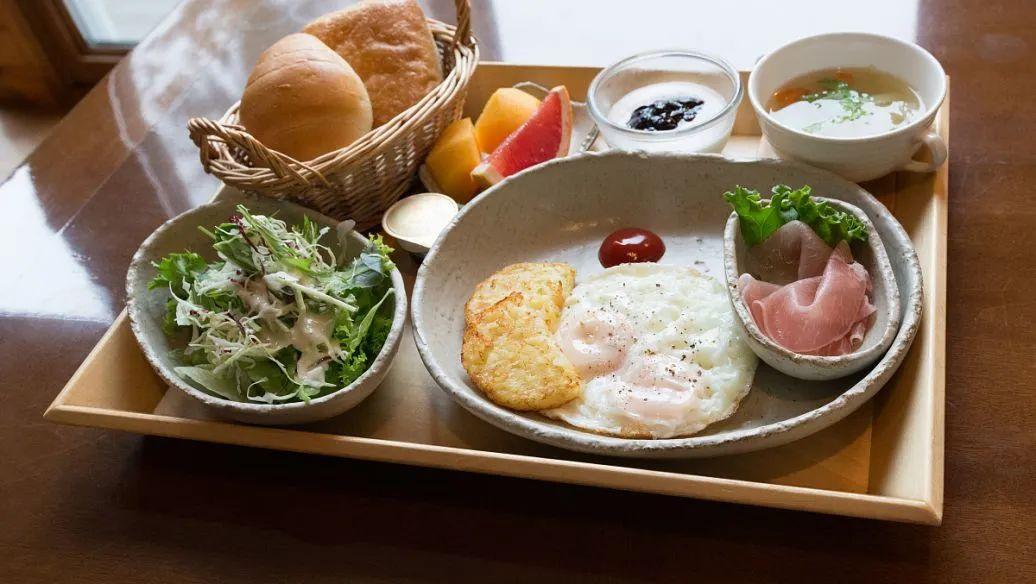 一个餐饮店月营业额多少钱多少才算标准怎么纳税，餐饮行业八个常见财税问题